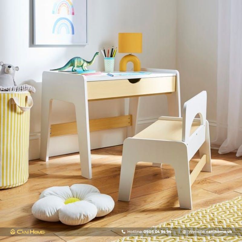 Bàn học có màu sắc sinh động