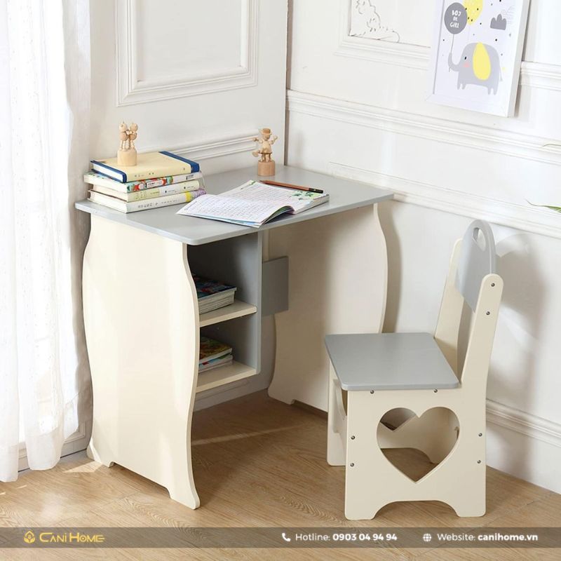 Bàn học được thiết kế gọn gàng dễ thương